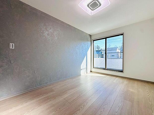 【◇◆洋室◆◇】落ち着いたグレーのアクセントクロスが、洗練された雰囲気を演出する洋室。南向きの窓から心地よい陽光が差し込み、朝の目覚めを爽やかに彩ります。