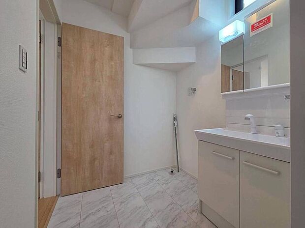 【◇◆洗面◆◇】大理石調のフロアが高級感を演出する洗面室。三面鏡付きの洗面化粧台は、鏡裏に小物を収納できて朝の身支度もスムーズです。洗濯機置き場もしっかり確保された機能的な設計で、日々の家事を軽やかにサポートします。