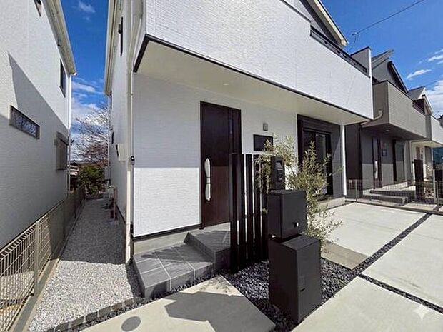 【宅配BOX】宅配BOX付きで不在時でも荷物の受け取りが可能。外出中やお仕事で帰宅が遅くなる日でも安心して荷物を受け取れます。忙しい毎日の暮らしをサポートしてくれる便利な設備です。