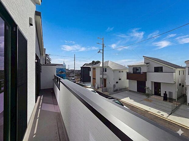 【◇◆バルコニー◆◇】心地よい風と光を感じられる開放的なバルコニー。視界が開け、広い空を眺めながらリフレッシュできます。お洗濯はもちろん、外気浴も楽しめる心地よい空間です。