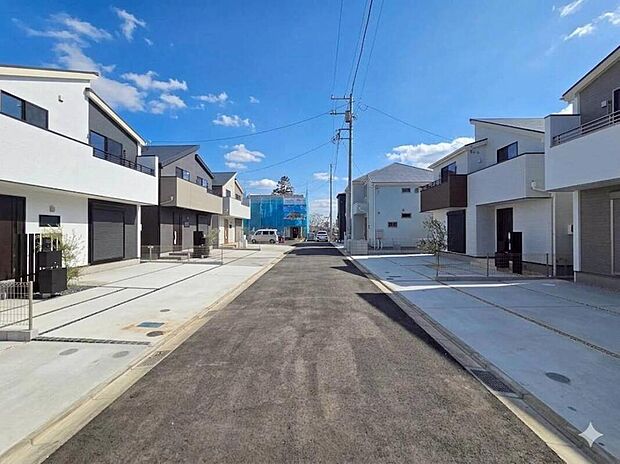 【◇◆分譲の街並み◆◇】空が広く感じられる、ゆったりとした前面道路。お車の出し入れもしやすく、小さなお子さまがいるご家庭も安心の住環境です。全7棟が織りなす新しい街並みで、心豊かな新生活をスタートしませんか。