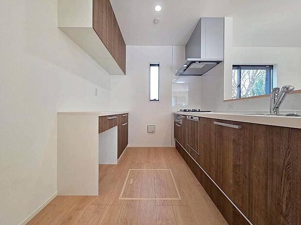 【◇◆キッチン◆◇】木目調のパネルが落ち着くシステムキッチン。食洗機や床下収納など、家事のしやすさと収納力にこだわりました。毎日のお料理時間が楽しく、快適になる工夫が満載の、家族に嬉しい空間です。