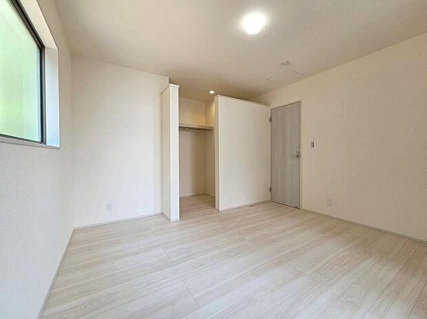 【◇◆洋室◆◇】明るい陽光が広がる、落ち着いた洋室。オープン収納で出し入れもスムーズに行えます。シンプルな内装で、暮らしに合わせた使い方が楽しめる心地よい空間です。