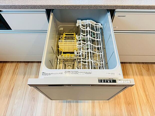 【◇◆食洗機◆◇】【同仕様写真】家事の負担を軽減してくれる食洗機付きのキッチン。洗い物の時間を短縮できるため、忙しい毎日の家事もスムーズにこなせます。手洗いの回数が減ることで手荒れ対策にもなり、肌にやさしいのもうれしいポイントです。
