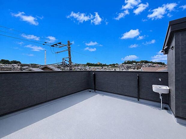 【◇◆スカイバルコニー◆◇】プライベート感たっぷりの屋外リビングスペース。外からの視線が入らない構造のため、ヨガや日光浴など自由なスタイルで過ごせます。