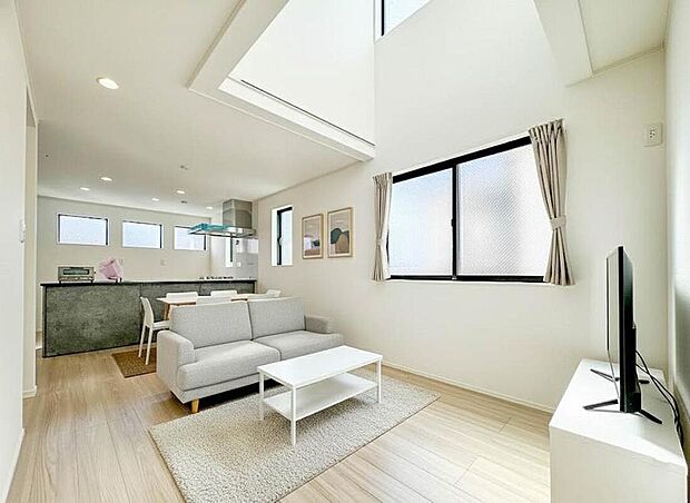 広いリビングにはお気に入りの家具を配置し、思い通りの空間に。※現況の物件写真に、CGによる画像処理(家具等の配置)がされています。