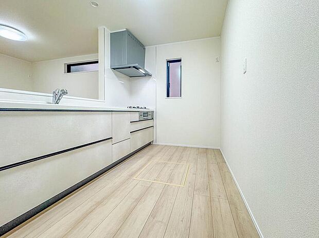 【キッチン】カウンターキッチンは広くて収納力もあるので、快適に料理をすることができます。食器や炊事用具を手の届くところに配置しやすいため調理もスピーディーですよ。