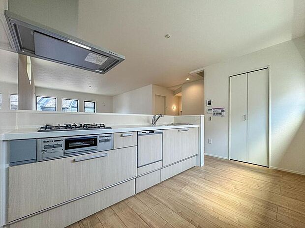 【キッチン】三口コンロで料理の幅を拡げてくれる使いやすいシステムキッチンを採用。洗い場も大きいので野菜や食器を洗ったりする際にも捗り、奥様の強い味方となってくれるはずです。