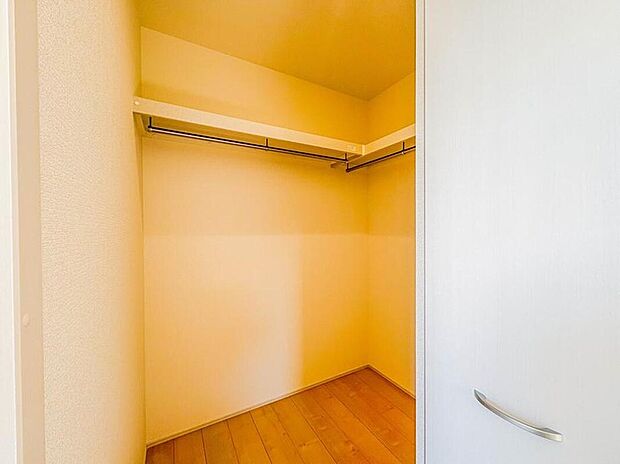 3号棟【WIC(ウォークインクローゼット)】
たくさんの洋服をかけてもシワになりにくいウォークインクローゼット。洋服以外にも、普段使わない家電やスーツケース、ストック品など何でも片付く嬉しい空間です