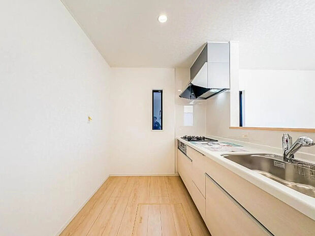 【キッチン】【家事動線を考慮】キッチンから洗面所、浴室への移動がスムーズ。忙しい朝の家事時間を短縮できる設計です。16.2帖のLDKを中心に、家族の会話が自然と生まれる住まい 。共働き世帯必見です。