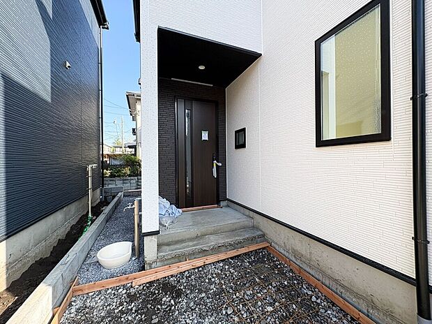 【玄関】玄関はおうちの顔と言われます。玄関アプローチは、外観デザインの印象を左右します。