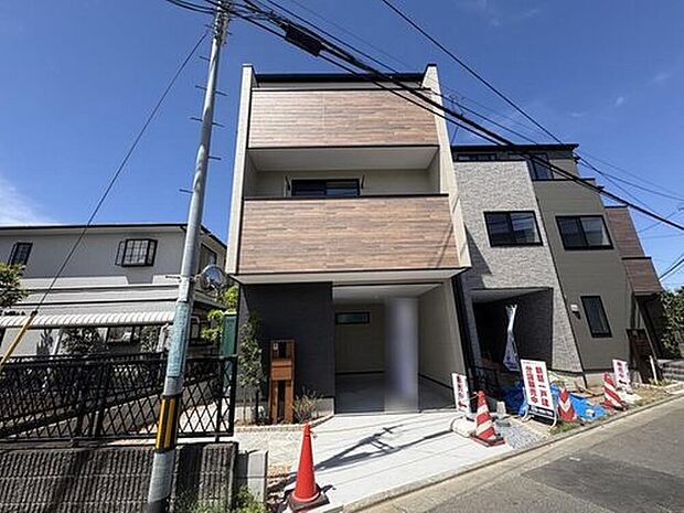 2号棟【外観】家族の温かさと陽光の暖かさ、楽しい毎日と明るい未来を予感させる「空間が織り成すひとつ先の住み心地」を演出します。