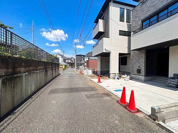 【前面道路4m】車の通行が少ないので、静かな住環境を維持することができます。