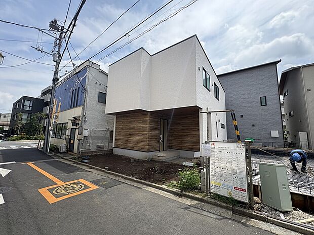 【LDK19帖(吹き抜け)洋室4室 カースペース2台】北浦和駅徒歩7分 利便性の高い土地にゆとりあるLDK19帖に、開放感のある吹き抜けとリビングイン階段を設けています。