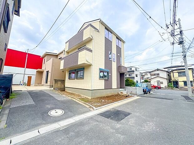 【外観】家族の温かさと陽光の暖かさ、楽しい毎日と明るい未来を予感させる「空間が織り成すひとつ先の住み心地」を演出します。