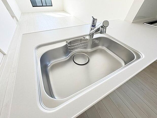 【【浄水器一体型混合水栓】】一つの蛇口で「原水(水道水)」「シャワー」「浄水」を切り替えられる、浄水器を内蔵した混合水栓です。浄水は、水栓本体の首部分に付属のカートリッジをセットして使用します。