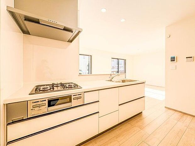 【キッチン】【D号棟】ナチュラルな自然光の中での調理。会話が弾む対面型キッチン。お洒落な食器類を余裕で収納できるスペース。動きやすい女性目線のキッチン動線。これからはお料理をつくる時間が劇的に変わります。