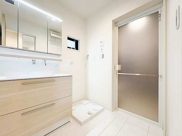 【洗面台・洗面所】2号棟【三面鏡洗面化粧台】
ミラーを手前に引けば、楽な姿勢で髭剃りやメイクができます。合わせ鏡にすればヘアスタイルのチェックもラクラク。洗面化粧台のミラー裏にはたっぷり入る収納スペースを設けています