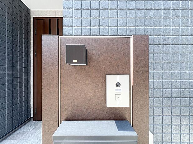 【【TVモニター付インターホン】】来訪者の様子を室内TVモニターでチェック。対応したくないセールスを断りやすく、子どもに留守番をさせるときも安心。不在時の来訪者を録画でき、犯罪抑止効果も期待できます。