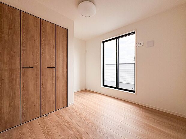 【リビング以外の居室】【子供部屋】お子様のお部屋にぴったりなクロークを備えたフローリング仕様の洋室です。