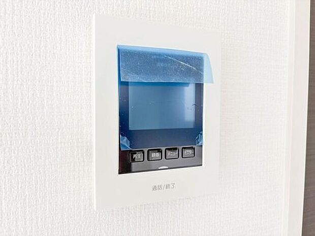 【【TVモニター付インターホン】】来訪者の様子を室内TVモニターでチェック。対応したくないセールスを断りやすく、子どもに留守番をさせるときも安心。不在時の来訪者を録画でき、犯罪抑止効果も期待できます。