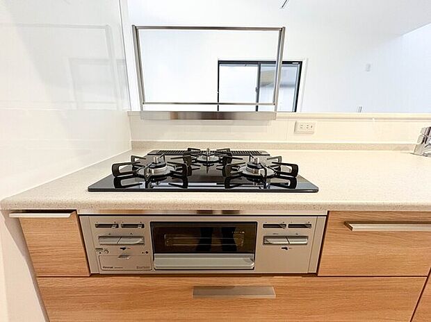 【【三口コンロ】】奥さま目線で考え、調理に重宝する三口コンロをシステムキッチンに採用、ワイドな洗い場も設け野菜や食器を洗うのを便利にしました。【2号棟】