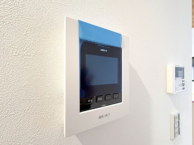 【【TVモニター付インターホン】】【TVモニター付インターホン】来訪者の様子を室内TVモニターでチェック。対応したくないセールスを断りやすく、子どもに留守番をさせるときも安心。不在時の来訪者を録画でき、犯罪抑止効果も期待できます。