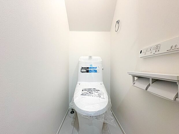 【トイレ】トイレ・ウォシュレット付。快適で衛生的な洗浄機能付温水シャワートイレです。【2号棟】