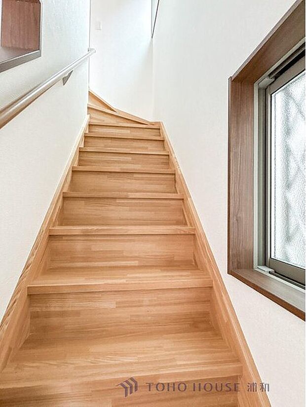 【【手すり付階段】】手すりがないと階段の昇り降りで危険なことはもちろん、壁に手をつきながら歩くことで壁紙が汚れやすくなります。すべての方に快適に昇り降りしていただくため、手すりを設置しました。