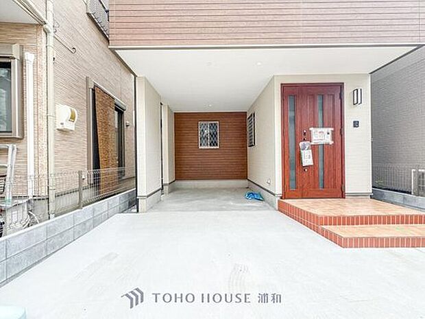 【駐車場】毎日の生活にマイカーが必須という方は、購入を検討する際、駐車場があることは大事な条件です。毎日の通勤や家族の送迎、買い物やお出かけなどクルマのある暮らしを満喫したい方は要チェック!