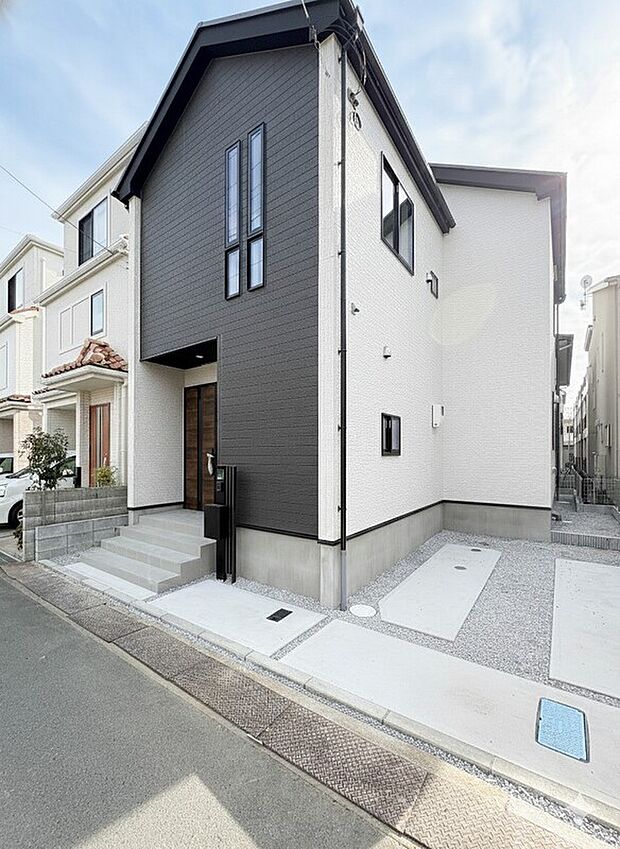 【外観（2号棟）】【前面道路】家の前をまっすぐの通りが走っている。クルマは少なく、人々は毎朝、ウォーキング、ジョギング、犬の散歩など、フリーな朝時間を過ごしている。