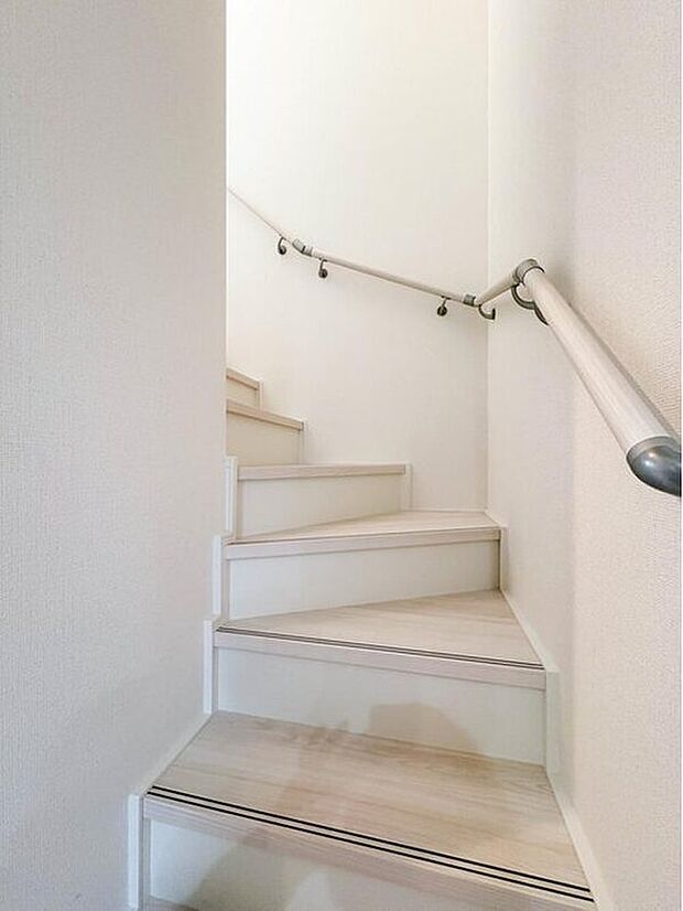 【【手すり付階段】】手すりがないと階段の昇り降りで危険なことはもちろん、壁に手をつきながら歩くことで壁紙が汚れやすくなります。すべての方に快適に昇り降りしていただくため、手すりを設置しました。

