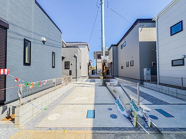 【駐車場】日々の暮らしにマイカーが必要。そんな方は物件の購入条件に駐車場は必須です。通勤に、家族のお迎えに、お買物に、おでかけに、クルマライフを楽しみたい方に。(3号棟)