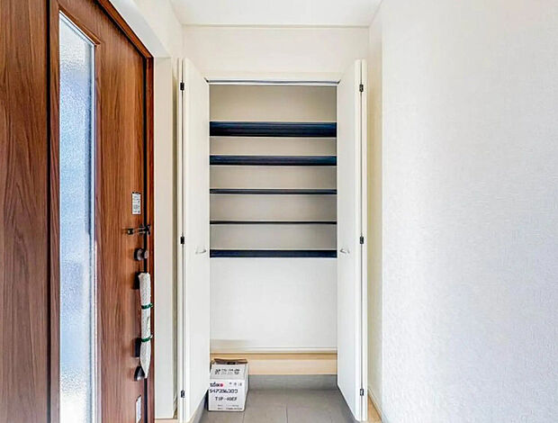 【【シューズボックス（下駄箱）】】 大型のシューズボックスには靴やブーツ、サンダルはもちろん、ハンカチや手袋、バック類などのお出かけ用品、印鑑や朱肉なども収納可能です。

