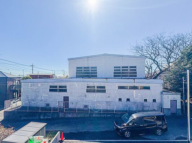 【【バルコニー】】8.5平米のルーフバルコニーで自分時間を。青空の下で読書やブランチを楽しめます。南側道路に面した明るい外観も魅力。さいたま市での新生活をここから。週末は現地でお待ちしております。

