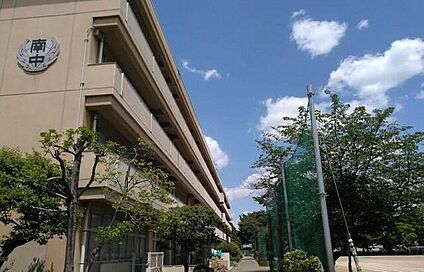南中学校 320m(徒歩4分)