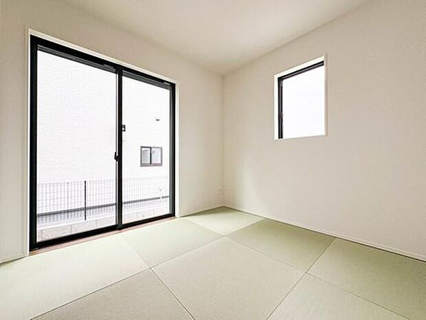 【【和室4.5帖】】畳には音を吸収する作用があるので、元気いっぱいのお子さんの遊び場所として、最適な空間となるでしょう。また、クッション性があるのでお子さんが転んでケガをするリスクを軽減してくれます。
