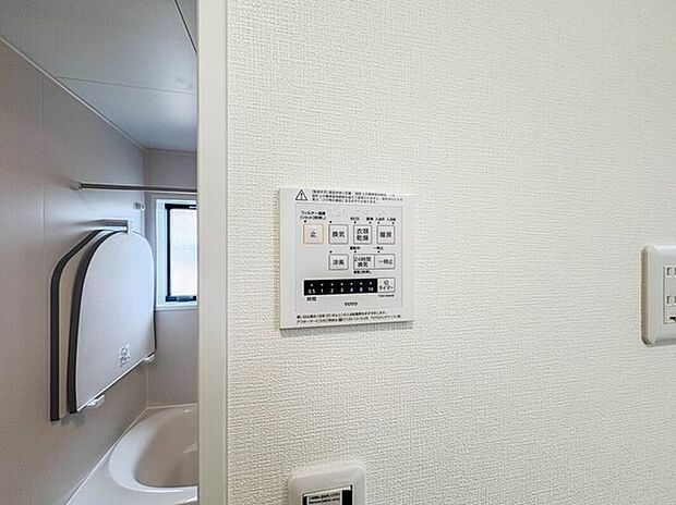 【浴室暖房乾燥機】雨の日の部屋干しは乾きにくく、生乾きの臭いが気になります。浴室暖房乾燥機があればそんな心配はいりません。換気や暖房機能もあるのでカビの発生や寒い日のヒートショックも防ぎます。