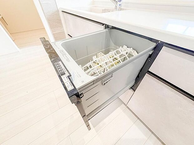 【【ビルトイン食器洗乾燥機】】食洗機は高温のお湯や高圧水流で汚れを効果的に落とし殺菌効果も期待できます。