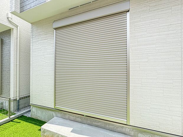 【防犯設備(シャッター)】【シャッター】一階部分はシャッター付なので長期外出も安心。
