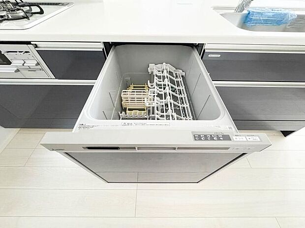 【【ビルトイン食器洗浄乾燥機】】食器洗いのわずらわしさから開放してくれる嬉しい設備。後片付けの手間を減らし奥様の時間を有効活用できます。お湯と洗剤を使う機会が少なくなるため、手荒れ防止にも。