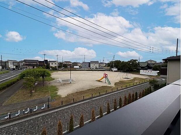 【【眺望】】目の前は広々とした公園!陽当たり・風通し良好で、子育てファミリーに嬉しい開放感あふれる住環境♪