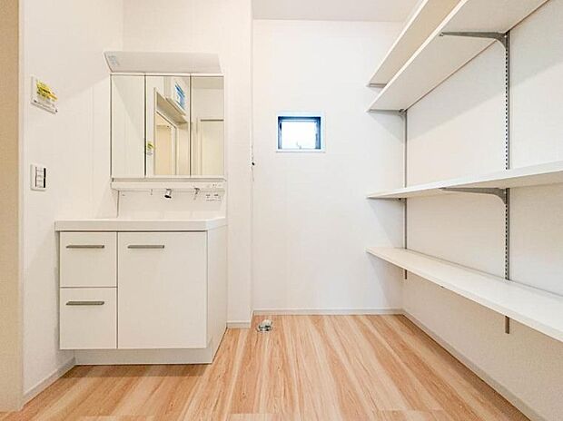 【【三面鏡洗面化粧台】 】ミラーを手前に引けば、楽な姿勢で髭剃りやメイクができます。合わせ鏡にすればヘアスタイルのチェックもラクラク。洗面化粧台のミラー裏にはたっぷり入る収納スペースを設けています。