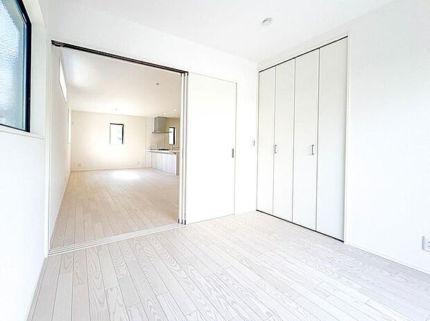 【リビング以外の居室】お子様のお部屋にぴったりなクロークを備えたフローリング仕様の洋室です。