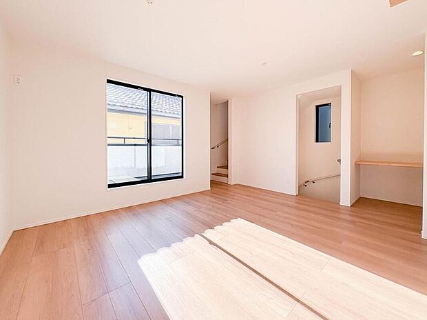 【リビングダイニング】シンプルなデザインの家は風情がある。住む人のこだわりを感じる。外観も内装もいたってシンプル。居心地がよく、家事や趣味、子育てなどにも集中できる。家も人間も熟成するほどシンプル。