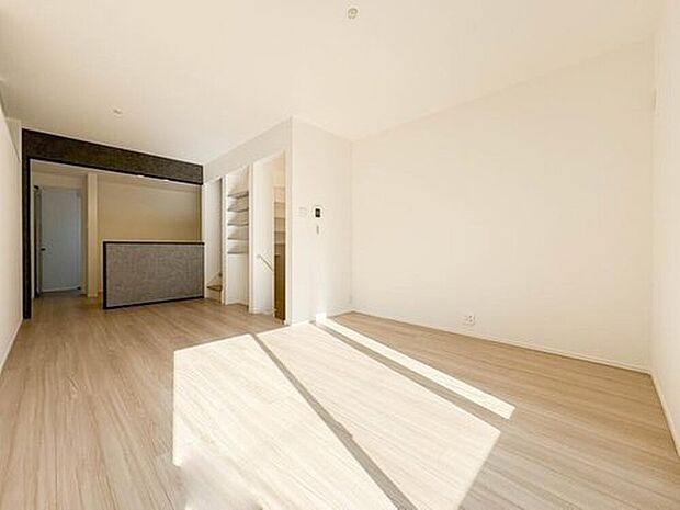 【リビング】
整然とした空間演出、快適な理想の暮らしの実現は家のみの拘りではなく、そこで暮らす方々にとって素敵な環境であることも挙げられると思います。四季折々の変化が奏でる鼓動を楽しんで下さい。