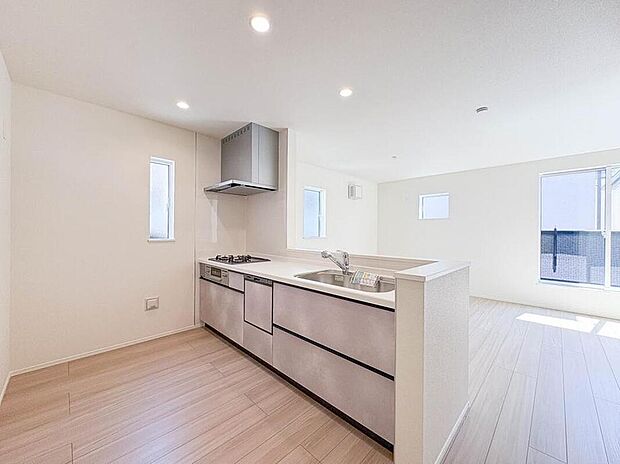 ナチュラルな自然光の中での調理。お洒落な食器類を余裕で収納できるスペース。動きやすい女性目線のキッチン動線。これからはお料理をつくる時間が劇的に変わります。