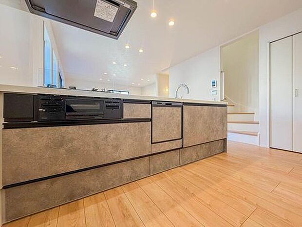 【キッチン】ナチュラルな自然光の中での調理。会話が弾む対面型キッチン。お洒落な食器類を余裕で収納できるスペース。動きやすい女性目線のキッチン動線。これからはお料理をつくる時間が劇的に変わります。