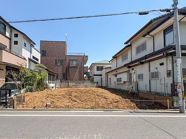 全室南向きの邸宅はいつでも明るく過ごしやすい室内。またLDKには床暖房を設置しているため足元から空間を暖められます。全居室収納完備で室内はいつもスッキリ!キレイが続くお家です。