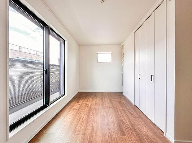 C号棟【洋室6.7帖】シンプルな内装はおしゃれのポイントです。シンプルは華美より飽きがこないからです。色や模様でおしゃれ感をだす。それがシンプルイズビューティーです。